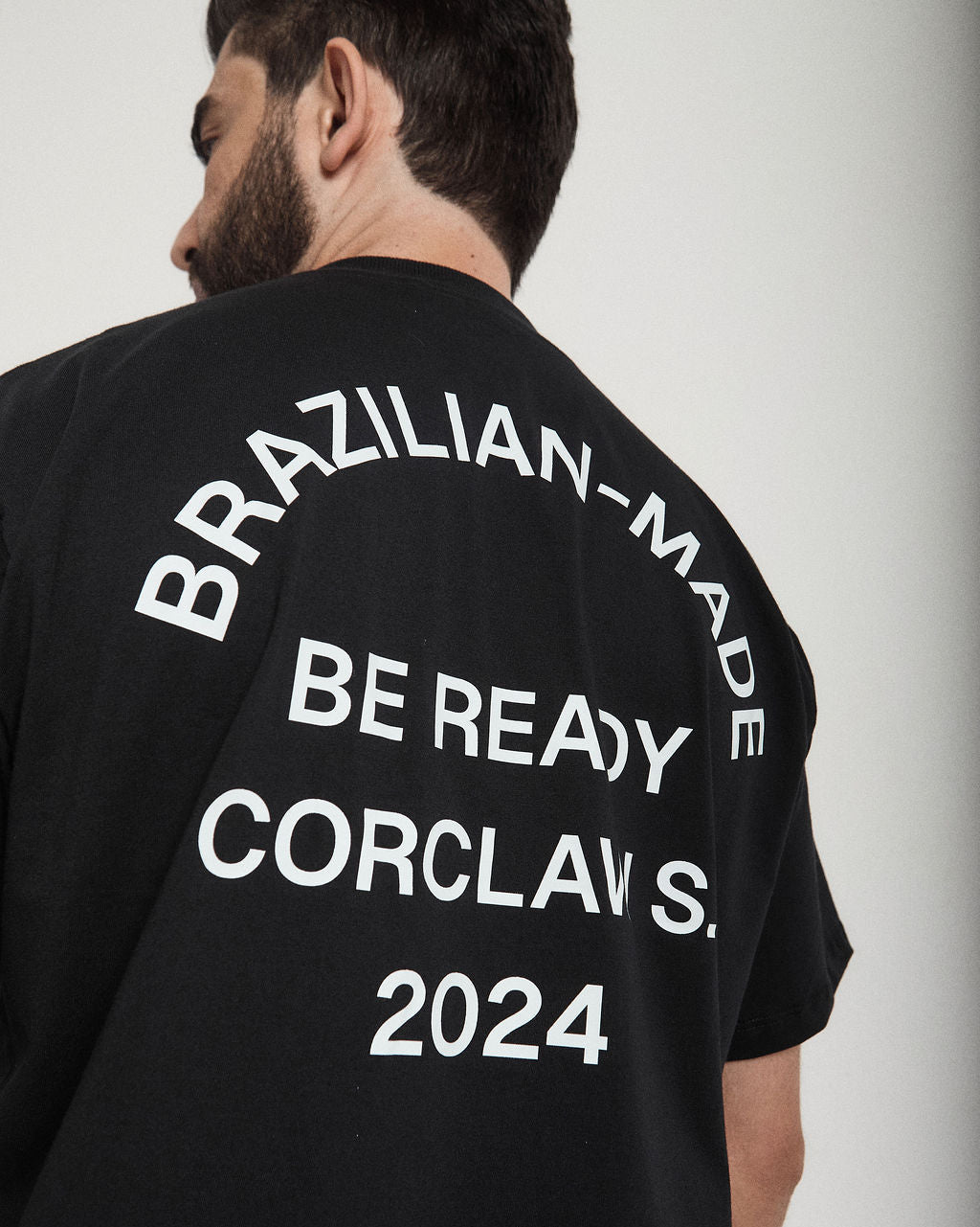 Oversized Corclaw com estampa tipográfica.