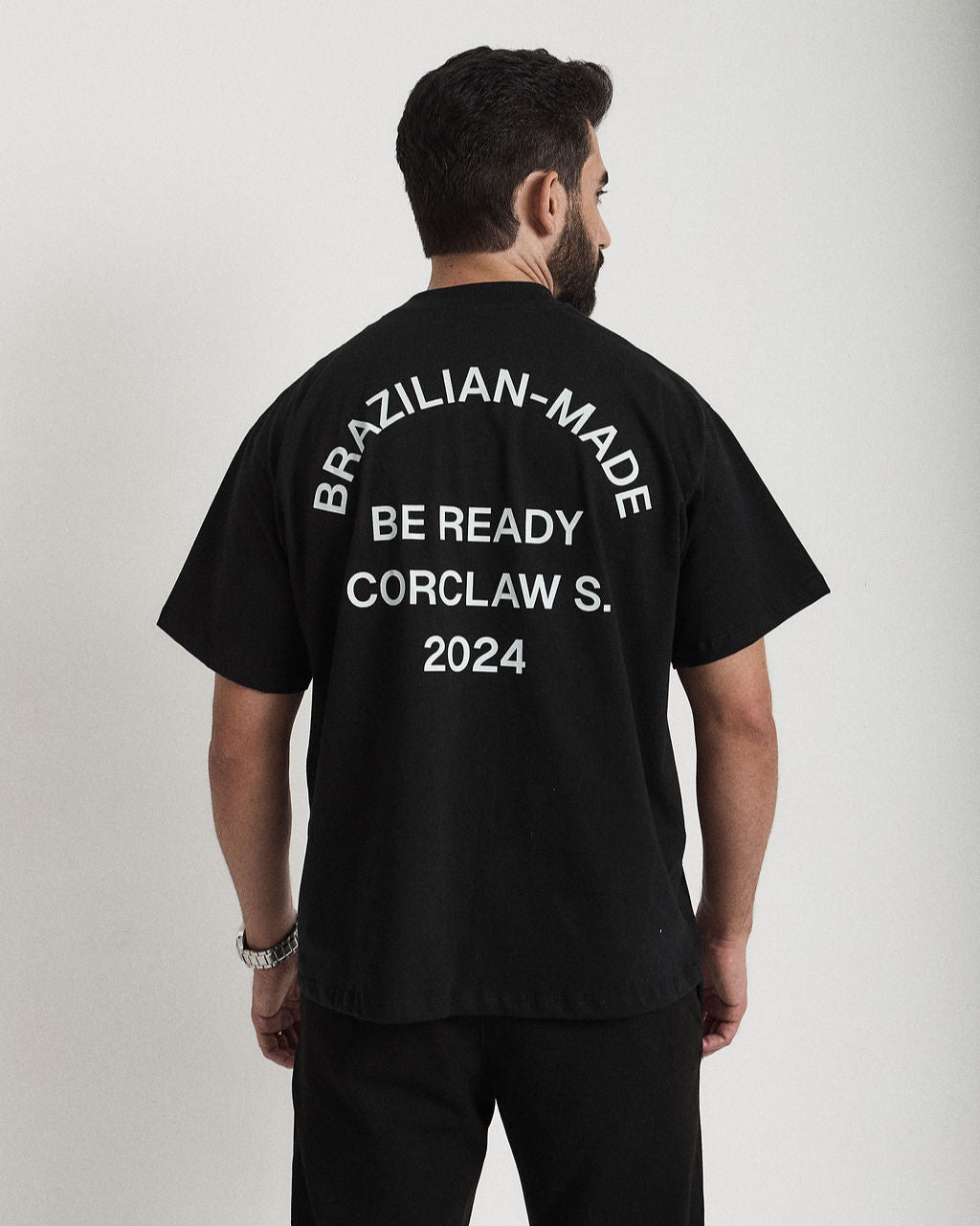 Oversized Corclaw com estampa tipográfica.