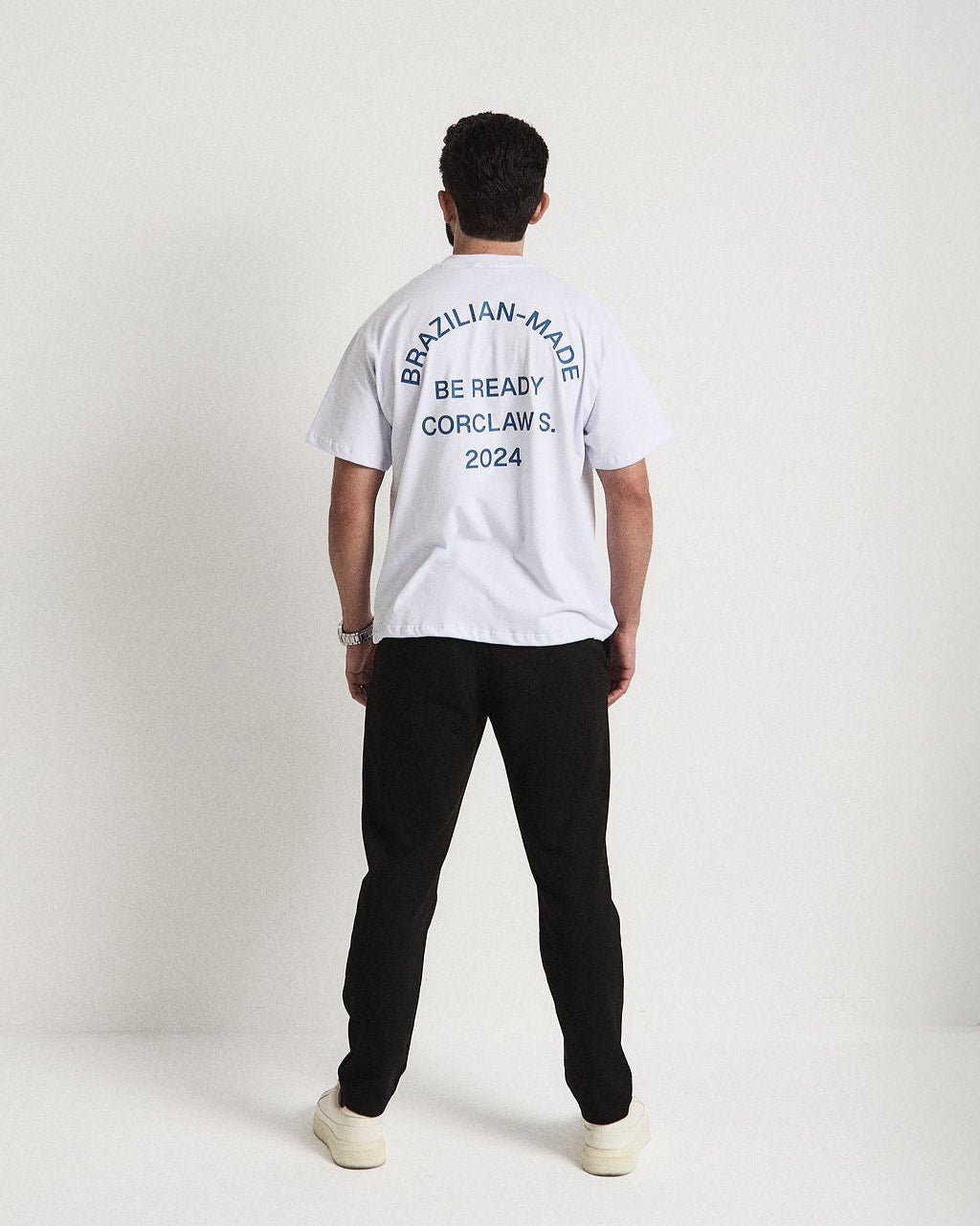 Oversized Corclaw com estampa tipográfica.