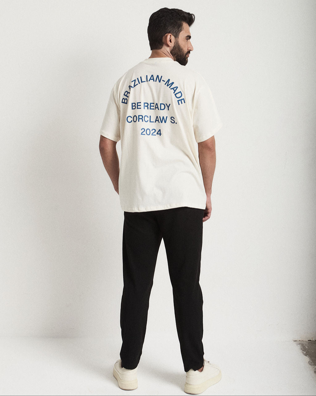 Oversized Corclaw com estampa tipográfica.